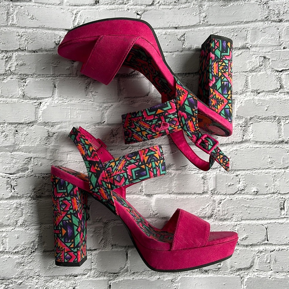 ROCKET DOG | Enhance Your Prance Heels in Bold Southwest - Picture 2 of 14